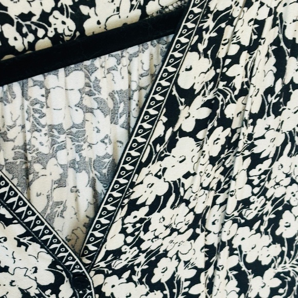 Max Studio Black and White Floral Flouncy Button Dress SZ Medium - Picture 4 of 9